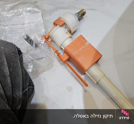 חלקי אינסטלציה וכלי עבודה על הרצפה